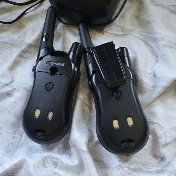The Motorola Talkabout MH230R is a two-way radio - Walkie Talkie - Picture 4 of 4